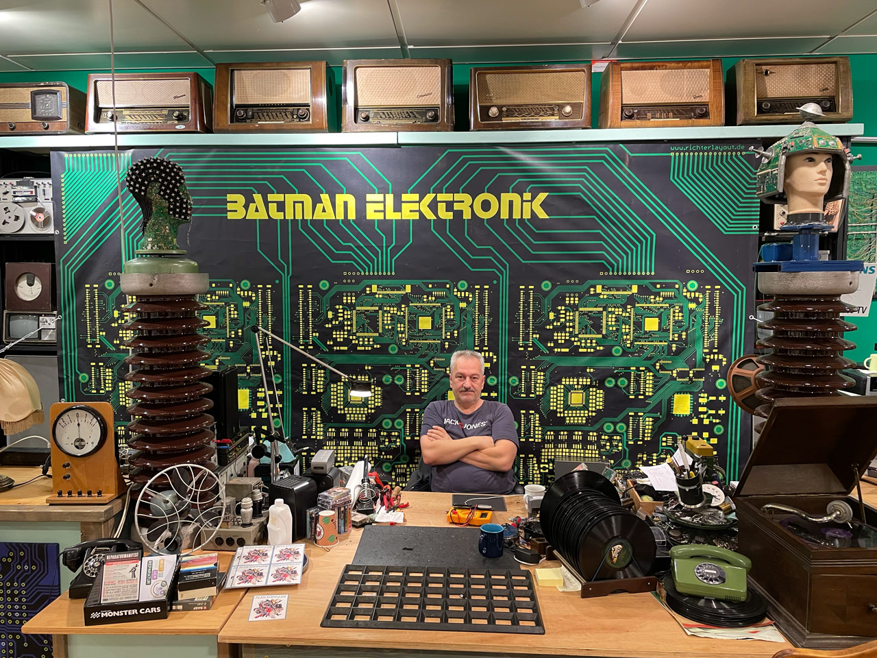 Werkbank im Repair Café mit Werkzeug und Elektronikteilen